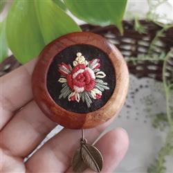 سنجاق سینه گلدوزی شده با چوب عناب